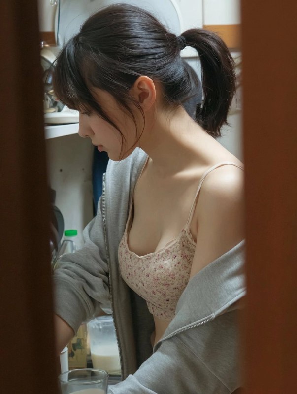 穿着手和衬衫的女人