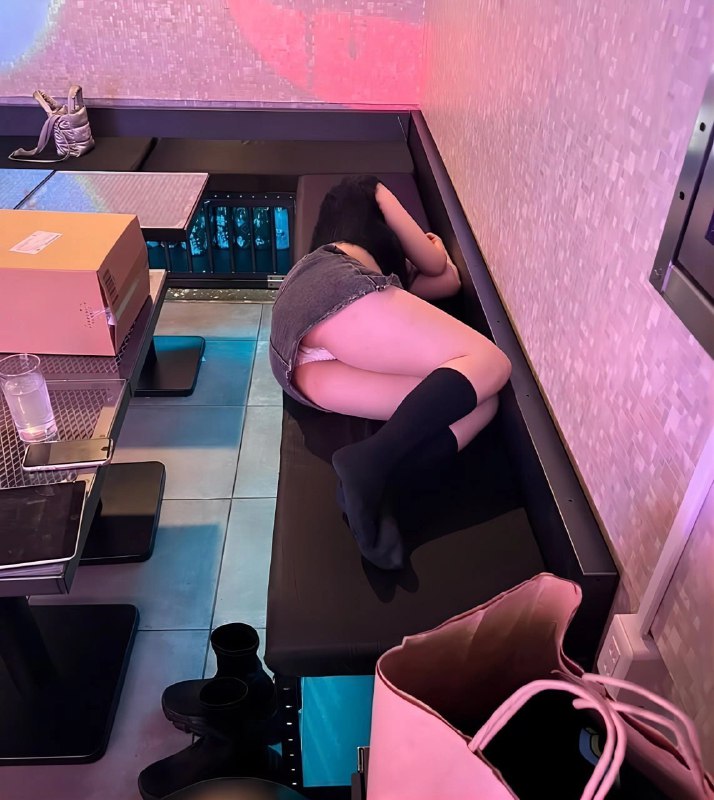 女人躺在一个凳子上,她的腿抬起来