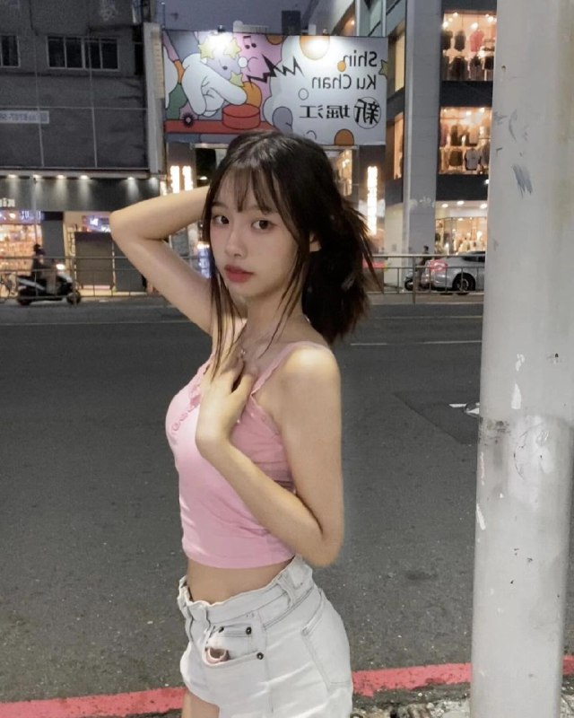 女人在广告牌前放映一张照片