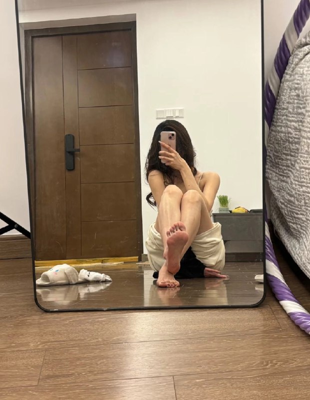 女人在镜子前拍自拍