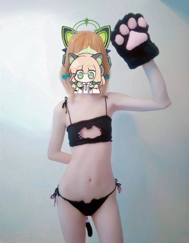 女人戴着一只猫面具,握着一只脚