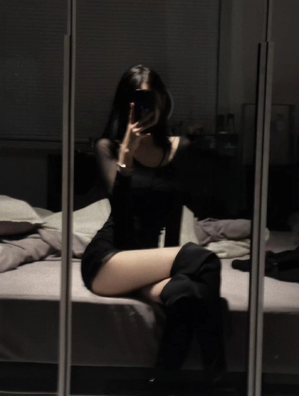 女人在镜子里拍自拍