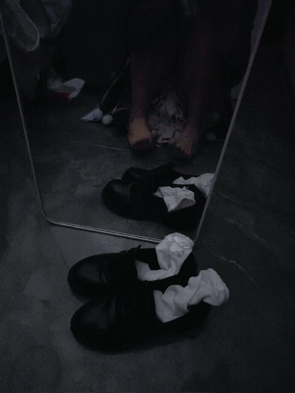 人的脚在镜子里反映出来