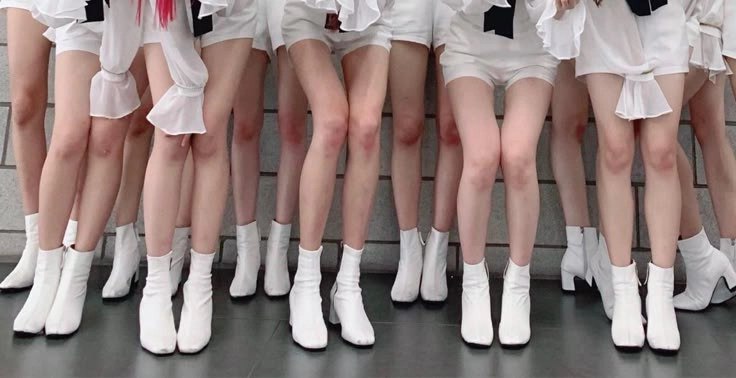 一群穿着白色鞋子和白色短裤的女性