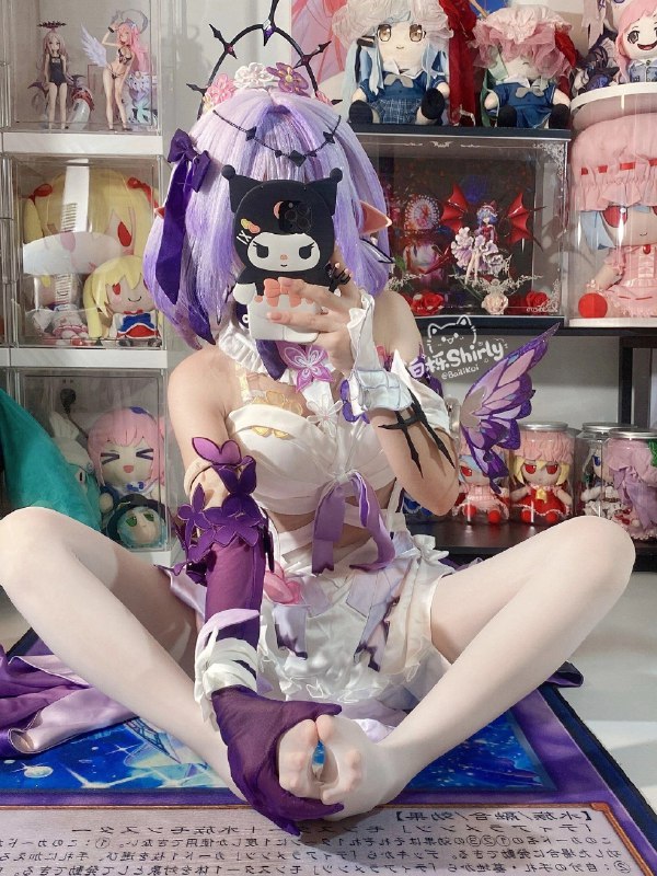 一位穿着紫色毛衣和黑面具的女孩正在拍照自己