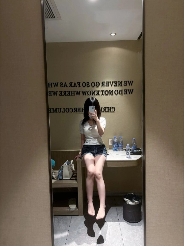 女人在镜子里拍自拍