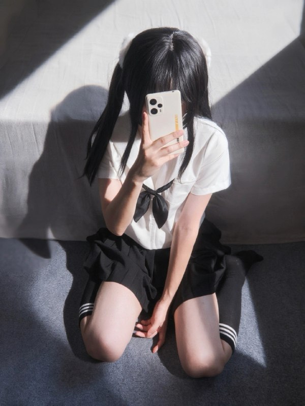 女孩用手机拍自拍