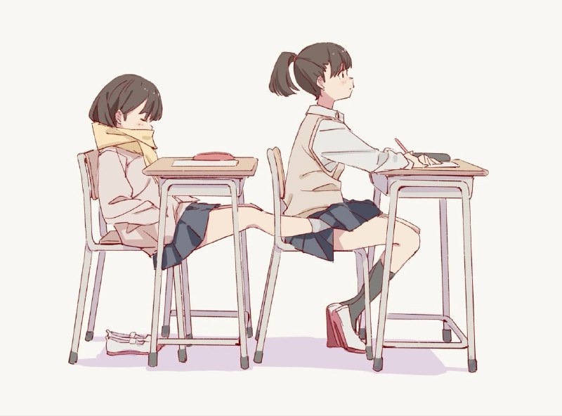 两个女孩坐在桌子上,带着一本书,另一个带着一支铅笔