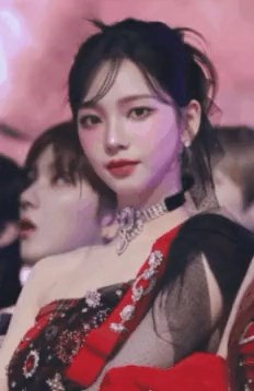 女人在她的头发上有一根黑色的弓