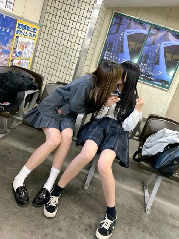 两个女孩在公共场所接吻