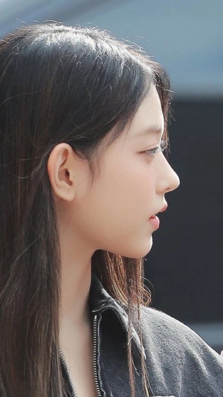 长头发和鼻子穿透的女人