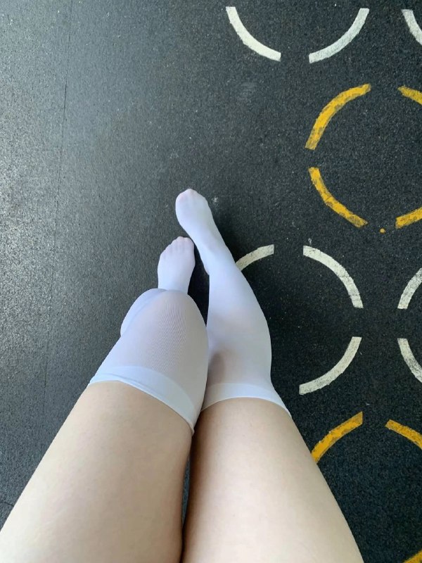 女人的腿与白袜子和袜子