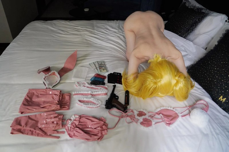 女人躺在床上,带着一把枪和钱