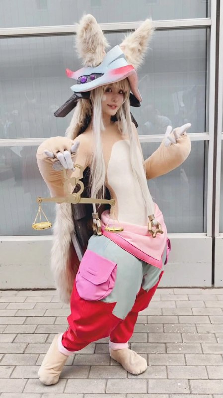 女人穿着像一个法官,拿着一个梯子