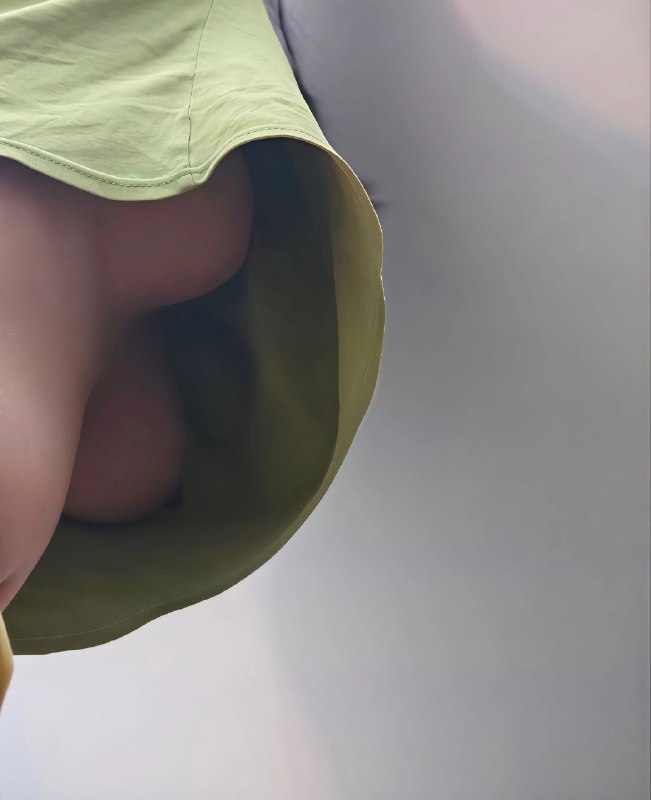 穿着绿色衣服的女人