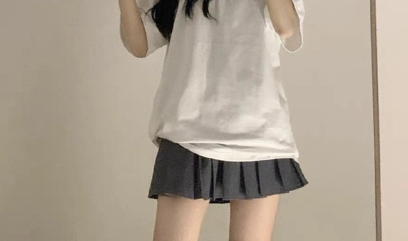 穿着白色衬衫和裙子的女人