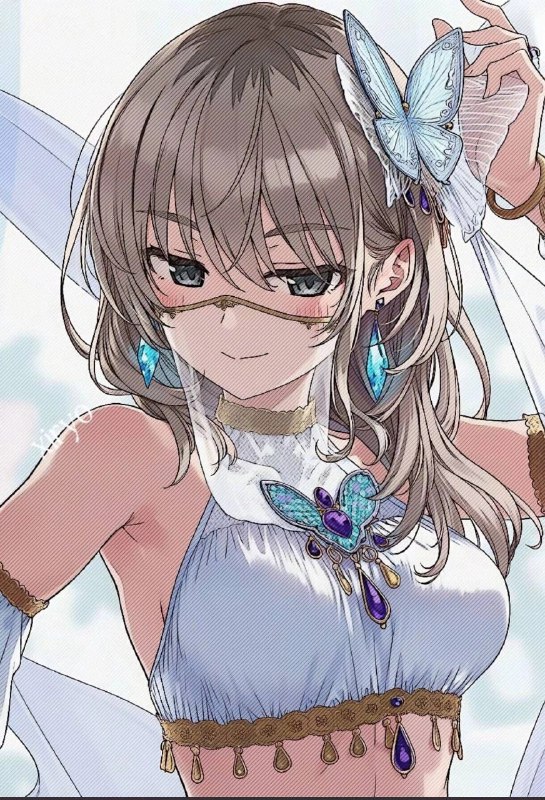 穿着白色裙子和蝴蝶项链的女人