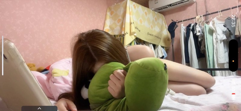 带着黑色的动物的女孩