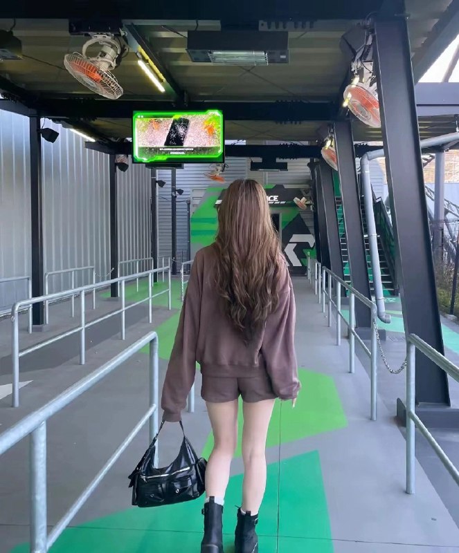 长头发的女人走在一个坡道上