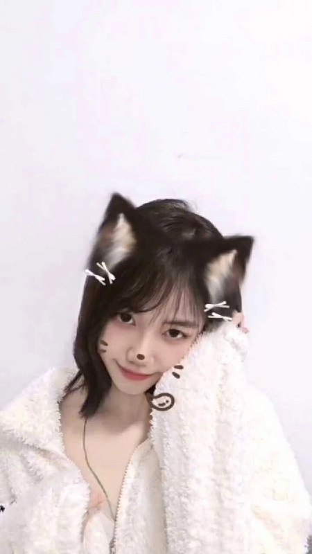 戴着猫耳带的女人
