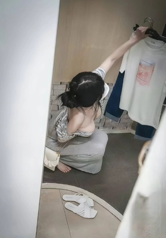 女人转过身来拿一把鞋子