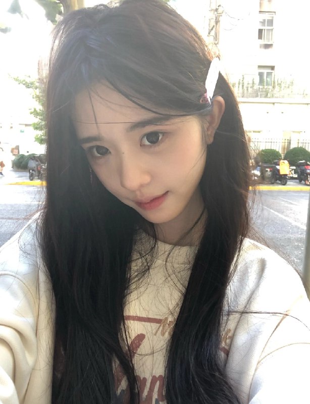 长头发和马尾巴的女人在相机前微笑