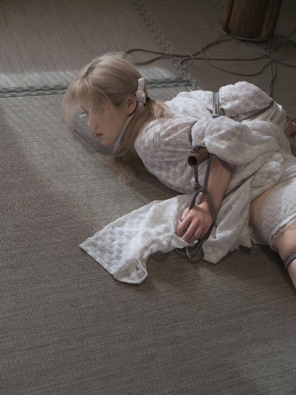 女人被绑起来躺在地板上