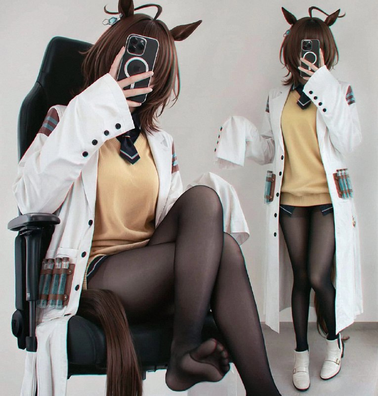 一位穿着白色外套和黑色衬衫的女人正在拍照自己