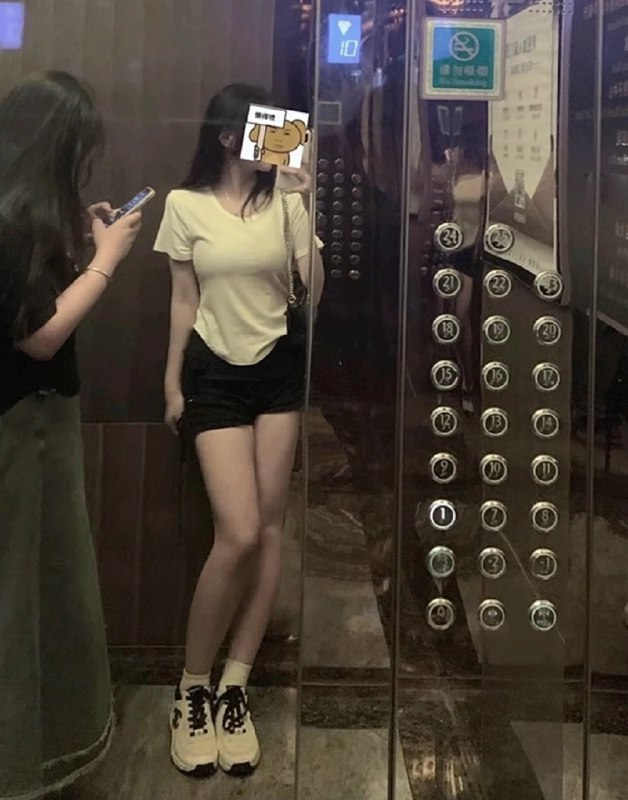 女人在电梯里拍个自拍