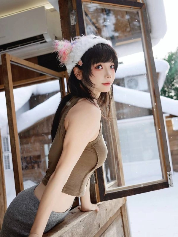 穿着白色帽子和棕色坦克顶的女人