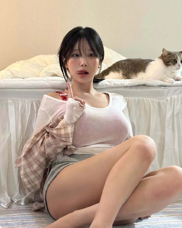 背后有一只猫的女人