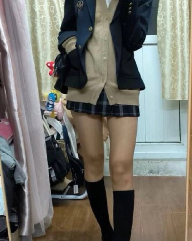 穿着棕色夹克和黑色袜子的女人