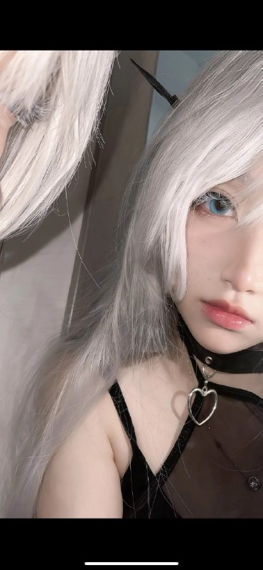 白头发和蓝眼睛的女人