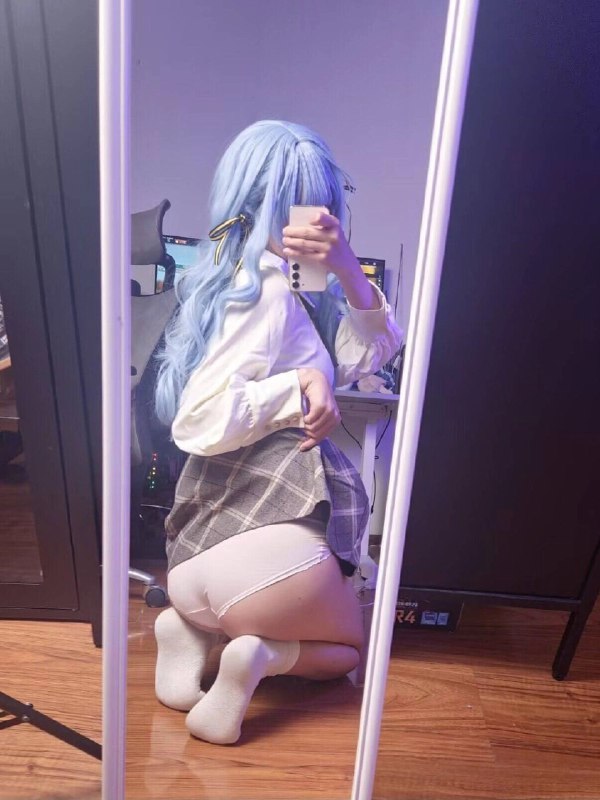 女人在镜子前拍自拍