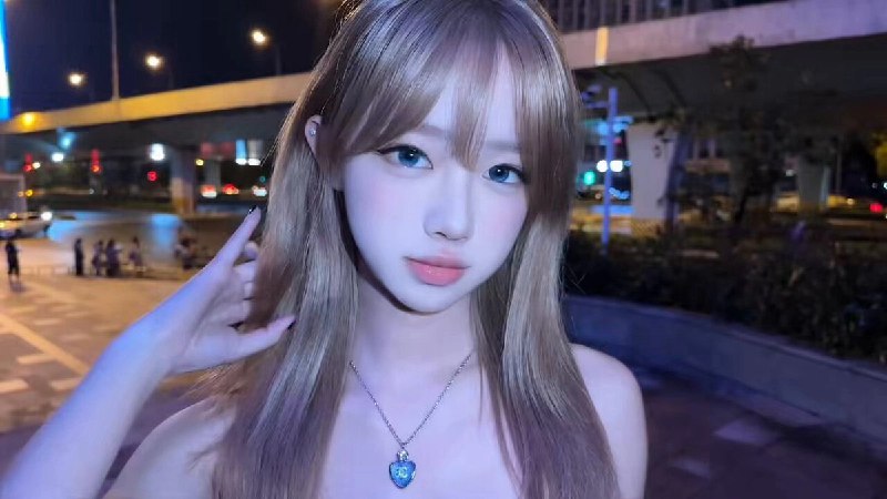 蓝色的眼睛和蓝色的项链