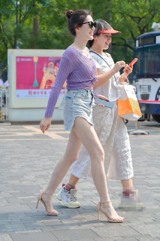 #腿  想摸吗？想射在上面吗？#腿  想摸吗？想射在上面吗？