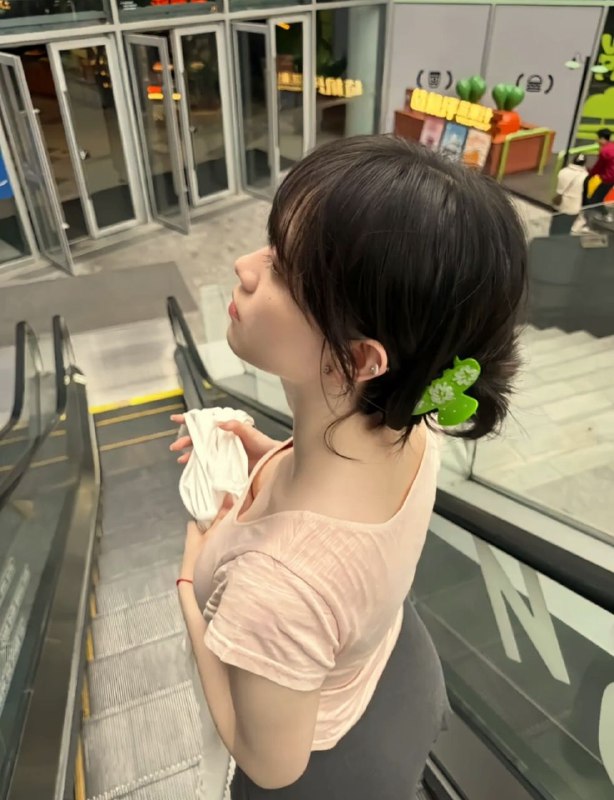 #乳沟  凝视…#乳沟  凝视…