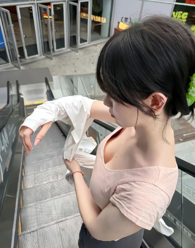 #乳沟  凝视…#乳沟  凝视…